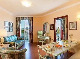 Carl&do Aparthotel 4*